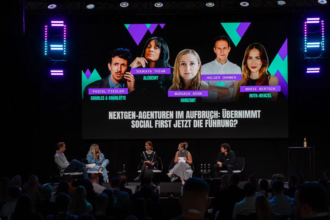 Soukaya M. Thiam auf dem NXTGEN Summit der DMEXCO 2025, Panel vor vollem Saal